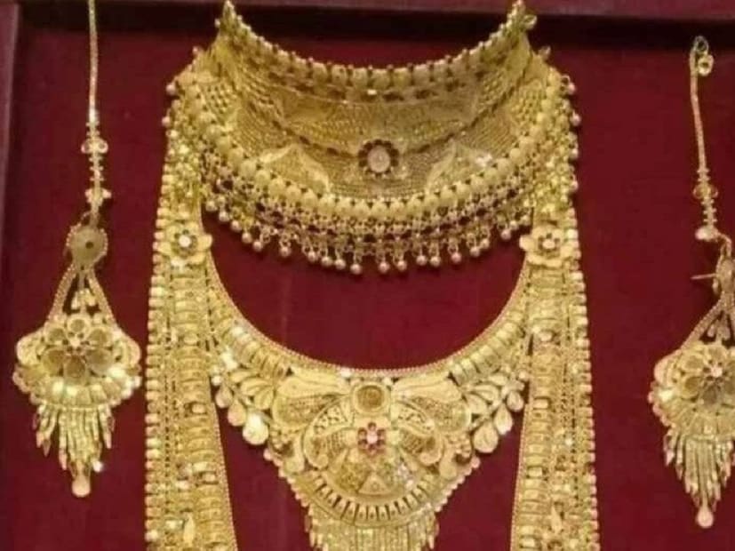 എന്നാൽ ബാങ്ക് ഓഫ് അമേരിക്ക പോലുള്ള സാമ്പത്തിക സ്ഥാപനങ്ങൾ, അടുത്ത രണ്ടുവർഷത്തിനുള്ളിൽ സ്വർണവില ഔൺസിന് 3,500 ഡോളറായി മാറും എന്നും നിരീക്ഷിക്കുന്നു. അതേസമയം, ഗോൾഡ്മാൻ സാക്സ് വർഷാവസാനത്തോടെ സ്വർണവില ഔൺസിന് 3,300 ഡോളർ ആവുമെന്നും സൂചന നൽകുന്നു. എന്നാൽ, ഈ പ്രവചനങ്ങൾ തകിടം മറിഞ്ഞാൽ, രാജ്യത്ത് പത്തു ഗ്രാം സ്വർണത്തിന് ഒരു ലക്ഷം രൂപ എന്ന നിലയിൽ എത്തിയേക്കാം 