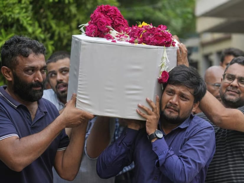  ഇത്തരത്തിൽ ഡിഎൻഎ പരിശോധന പൂർത്തിയാക്കിയ 47 മൃതദേഹങ്ങൾ അഹമ്മദാബാദ്, ഖേഡ, കോട്ട, മെഹ്സാന, ബറൂച്ച്, വഡോദര, ആരവല്ലി, ആനന്ദ്, ജുനാഗഡ്, ഭാവ്‌നഗർ, അമ്രേലി, മഹിസാഗർ തുടങ്ങിയ ജില്ലകളിലേക്ക് അയച്ചിട്ടുണ്ട്. മരിച്ചവരിൽ ചിലരുടെ സംസ്കാരം ഞായറാഴ്ച നടന്നു. രാജസ്ഥാനിലെ ഉദയ്പൂരിൽ താമസിക്കുന്ന മോദി കുടുംബം അവരുടെ രണ്ട് മക്കളായ ശുഭ് (24), ഷാഗുൺ (23) എന്നിവരെ അഹമ്മദാബാദിലെ തൽതേജ് ശ്മശാനത്തിൽ സംസ്കരിച്ചു. അവർ ലണ്ടൻ സന്ദർശിക്കാനായി യാത്ര തിരിച്ചവരായിരുന്നു.