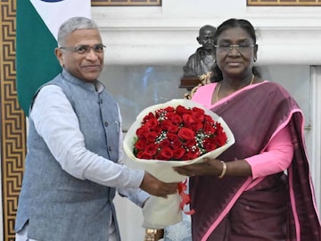 രാജ്യസഭാ ഡെപ്യൂട്ടി ചെയർമാൻ ഹരിവംശ് ചൊവ്വാഴ്ച രാഷ്ട്രപതി ഭവനിൽ രാഷ്ട്രപതി ദ്രൗപതി മുർമുവിനെ സന്ദർശിച്ചു. (ചിത്രം കടപ്പാട്; എക്സ് , രാഷ്ട്രപതി ഭവൻ)