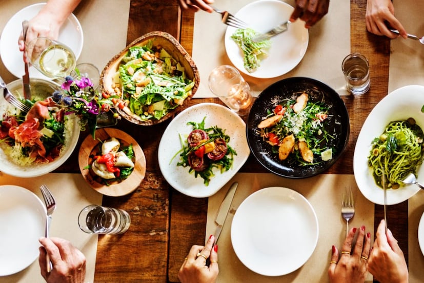 ശരീരഭാരം കുറയ്ക്കുക (Weight loss) എന്നത് പലരുടെയും അഭിലാഷമാണ്. വ്യത്യസ്ത മാർഗ്ഗങ്ങളിലൂടെ ഈ ലക്ഷ്യം നേടിയെടുക്കാൻ ശ്രമിക്കുന്നവരാണ് നമ്മളിൽ പലരും എന്നാൽ ചിലപ്പോഴൊക്കെ നിരാശയായിരിക്കും ഫലം. നമ്മുടെ ദൈനംദിന ജീവിതത്തിലെ ചില ശീലങ്ങൾ ശരീരഭാരം കുറയുന്നതിന് തടസ്സമാകാറുണ്ട്. ഭക്ഷണക്രമം, ജീവിതശൈലി, ഉറക്ക രീതികൾ എന്നിവയെല്ലാം ശരീരഭാരം നിയന്ത്രിക്കുന്നതിൽ നിർണായക പങ്ക് വഹിക്കുന്നു. ശരീരഭാരം നിയന്ത്രിക്കുന്നതിൽ ആരോഗ്യകരമായ പ്രഭാത ഭക്ഷണത്തിന്റെ പ്രാധാന്യത്തെക്കുറിച്ച് നാം പലപ്പോഴും കേൾക്കാറുണ്ടെങ്കിലും, അത്താഴ രീതികൾ പലപ്പോഴും അവഗണിക്കപ്പെടുന്നതായി കാണാം. രാത്രിയിലെ ഭക്ഷണശീലങ്ങളെക്കുറിച്ച്, പ്രത്യേകിച്ച് എന്ത് കഴിക്കണം, എന്ത് ഒഴിവാക്കണം, ഏറ്റവും അനുയോജ്യമായ സമയം, കഴിക്കേണ്ട അളവ് എന്നിവയെക്കുറിച്ച് അറിയിഞ്ഞിരിക്കേണ്ടത് അത്യാവശ്യമാണ്. ശരീരഭാരം കുറയ്ക്കുക (Weight loss) എന്നത് പലരുടെയും അഭിലാഷമാണ്. വ്യത്യസ്ത മാർഗ്ഗങ്ങളിലൂടെ ഈ ലക്ഷ്യം നേടിയെടുക്കാൻ ശ്രമിക്കുന്നവരാണ് നമ്മളിൽ പലരും എന്നാൽ ചിലപ്പോഴൊക്കെ നിരാശയായിരിക്കും ഫലം. നമ്മുടെ ദൈനംദിന ജീവിതത്തിലെ ചില ശീലങ്ങൾ ശരീരഭാരം കുറയുന്നതിന് തടസ്സമാകാറുണ്ട്. ഭക്ഷണക്രമം, ജീവിതശൈലി, ഉറക്ക രീതികൾ എന്നിവയെല്ലാം ശരീരഭാരം നിയന്ത്രിക്കുന്നതിൽ നിർണായക പങ്ക് വഹിക്കുന്നു. ശരീരഭാരം നിയന്ത്രിക്കുന്നതിൽ ആരോഗ്യകരമായ പ്രഭാത ഭക്ഷണത്തിന്റെ പ്രാധാന്യത്തെക്കുറിച്ച് നാം പലപ്പോഴും കേൾക്കാറുണ്ടെങ്കിലും, അത്താഴ രീതികൾ പലപ്പോഴും അവഗണിക്കപ്പെടുന്നതായി കാണാം. രാത്രിയിലെ ഭക്ഷണശീലങ്ങളെക്കുറിച്ച്, പ്രത്യേകിച്ച് എന്ത് കഴിക്കണം, എന്ത് ഒഴിവാക്കണം, ഏറ്റവും അനുയോജ്യമായ സമയം, കഴിക്കേണ്ട അളവ് എന്നിവയെക്കുറിച്ച് അറിയിഞ്ഞിരിക്കേണ്ടത് അത്യാവശ്യമാണ്.