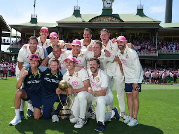 ബോർഡർ-ഗവാസ്കർ ട്രോഫിയുമായി ഓസീസ് ടീം ബോർഡർ-ഗവാസ്കർ ട്രോഫിയുമായി ഓസീസ് ടീം