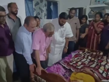 ബിന്ദുവിന്റെ വീട് മന്ത്രി വിഎൻ വാസവനും സംഘവം സന്ദർശിക്കുന്നു