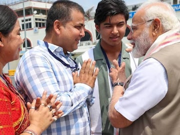  പ്രധാനമന്ത്രി നരേന്ദ്ര മോദിയെ കണ്ടുമുട്ടി രാജസ്ഥാന്‍ റോയല്‍സിന്റെ കൌമാര താരം വൈഭവ് സൂര്യവൻഷി