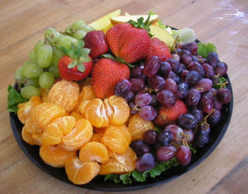  ടൈംസ് ഓഫ് ഇന്ത്യയുടെ റിപ്പോർട്ട് അനുസരിച്ച് അസിഡിറ്റിയുള്ള ഭക്ഷണങ്ങൾ വെറും വയറ്റിൽ ഒഴിവാക്കുന്നതാണ് നല്ലത്. ഓറഞ്ച്, മുന്തിരി, നെല്ലിക്ക, നാരങ്ങ തുടങ്ങി അസിഡിറ്റിയുള്ള ഭക്ഷണങ്ങൾ ഒഴിവാക്കണം. ഇവ കഴിച്ചാൽ, വയറുവേദന, ഗ്യാസ്, ദഹനക്കേട് എന്നിവയ്ക്ക് കാരണമാകും.