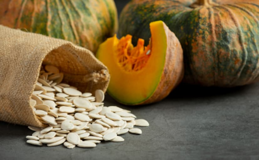 മത്തങ്ങ വിത്തുകൾ (pumpkin seeds) ; മത്തങ്ങ വിത്തുകൾ സിങ്ക്, ഒമേഗ-3 ഫാറ്റി ആസിഡുകൾ, മഗ്നീഷ്യം, ആന്റിഓക്സിഡന്റുകൾ എന്നിവയാൽ സമ്പന്നമാണ്. ഇത് ആരോഗ്യമുള്ള തലമുടി ഉണ്ടാകാൻ സഹായിക്കും. പ്രത്യേകിച്ച് സിങ്ക്, നിങ്ങളുടെ തലയോട്ടിയിൽ നിന്ന് ഉത്പാദിപ്പിക്കുന്ന പ്രകൃതിദത്ത എണ്ണയായ സെബത്തിന്റെ ഉത്പാദനം സന്തുലിതമാക്കുന്നതിലൂടെ നിങ്ങളുടെ മുടിയിൽ ജലാംശം നിലനിർത്തുകയും പൊട്ടിപ്പോകാനുള്ള സാധ്യത കുറയ്ക്കുകയും ചെയ്യുന്നു. മുടിയുടെെ ഫോളിക്കിൾ സെല്ലിന് ആവശ്യമായ ഡിഎൻഎ, ആർഎൻഎ എന്നിവയുടെ സമന്വയത്തിന് ഇത് നല്ലതാണ്. ദിവസവും ഒരു പിടി വറുത്ത മത്തങ്ങ വിത്തുകൾ കഴിക്കുന്നതിലൂടെ നിങ്ങളുടെ മുടിയിലെ പോഷകങ്ങൾ വർദ്ധിപ്പിക്കാം. ഉച്ചഭക്ഷണമായി ഇവ കഴിക്കാം. മത്തങ്ങ വിത്തുകൾ (pumpkin seeds) ; മത്തങ്ങ വിത്തുകൾ സിങ്ക്, ഒമേഗ-3 ഫാറ്റി ആസിഡുകൾ, മഗ്നീഷ്യം, ആന്റിഓക്സിഡന്റുകൾ എന്നിവയാൽ സമ്പന്നമാണ്. ഇത് ആരോഗ്യമുള്ള തലമുടി ഉണ്ടാകാൻ സഹായിക്കും. പ്രത്യേകിച്ച് സിങ്ക്, നിങ്ങളുടെ തലയോട്ടിയിൽ നിന്ന് ഉത്പാദിപ്പിക്കുന്ന പ്രകൃതിദത്ത എണ്ണയായ സെബത്തിന്റെ ഉത്പാദനം സന്തുലിതമാക്കുന്നതിലൂടെ നിങ്ങളുടെ മുടിയിൽ ജലാംശം നിലനിർത്തുകയും പൊട്ടിപ്പോകാനുള്ള സാധ്യത കുറയ്ക്കുകയും ചെയ്യുന്നു. മുടിയുടെെ ഫോളിക്കിൾ സെല്ലിന് ആവശ്യമായ ഡിഎൻഎ, ആർഎൻഎ എന്നിവയുടെ സമന്വയത്തിന് ഇത് നല്ലതാണ്. ദിവസവും ഒരു പിടി വറുത്ത മത്തങ്ങ വിത്തുകൾ കഴിക്കുന്നതിലൂടെ നിങ്ങളുടെ മുടിയിലെ പോഷകങ്ങൾ വർദ്ധിപ്പിക്കാം. ഉച്ചഭക്ഷണമായി ഇവ കഴിക്കാം.