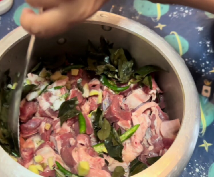  ഈ ബീഫ് കറിയ്ക്കായി ആവശ്യമുള്ള ചേരുവകൾ: അര കിലോ ഇറച്ചി, ഒരു കപ്പ് ചെറിയുള്ളി, ഒരു സവാള, കാൽ കപ്പ് ഇഞ്ചി, 6 അല്ലി വെളുത്തുള്ളി, പച്ചമുളക് 4 എണ്ണം, കുരുമുളക് ആവശ്യത്തിന്, വെളിച്ചെണ്ണ അരക്കപ്പ്, മഞ്ഞപ്പൊടി 2 ടീസ് പൂൺ, വറ്റൽ മുളക് 3 എണ്ണം, ഉപ്പ് ആവശ്യത്തിന്