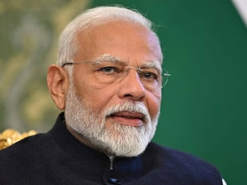 Sree Narayana Guru is a pillar of light for those who work for the country and society says Prime Minister narendra modi രാജ്യത്തിനും സമൂഹത്തിനും വേണ്ടി ജോലി ചെയ്യുന്നവർക്ക് ശ്രീനാരായണഗുരു പ്രകാശസ്തംഭമാണെന്നും സമൂഹത്തിനായി തീരുമാനങ്ങളെടുക്കുമ്പോൾ ഗുരുദേവനെ ഓർക്കാറുണ്ടെന്നും പ്രധാനമന്ത്രി നരേന്ദ്ര മോദി. ഡൽഹിയിലെ വിജ്ഞാൻ ഭവനിൽ നടന്ന മഹാത്മാഗാന്ധി–ശ്രീനാരായണഗുരു കൂടിക്കാഴ്ചയുടെ ശതാബ്ദിയാഘോഷ സമ്മേളനം ഉദ്ഘാടനം ചെയ്ത് സംസാരിക്കുകയായിരുന്നു പ്രധാനമന്ത്രി.