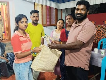 പ്രസന്നകുമാർ ആഭരണങ്ങൾ അടങ്ങിയ ബാഗ് നയനയ്ക്ക് കൈമാറുന്നു പ്രസന്നകുമാർ ആഭരണങ്ങൾ അടങ്ങിയ ബാഗ് നയനയ്ക്ക് കൈമാറുന്നു