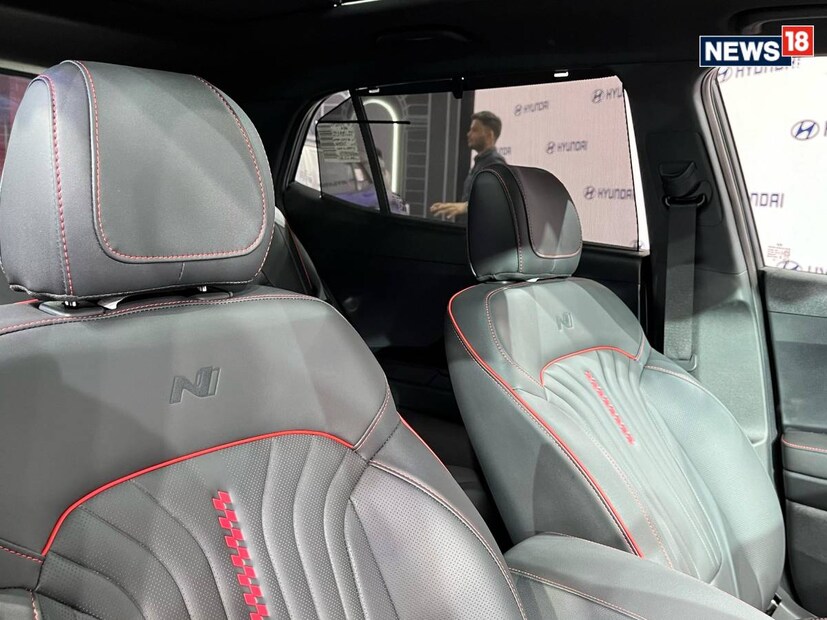  ക്രെറ്റ എൻ ലൈൻ N8ൽ ബ്ലാക്ക് റേഡിയേറ്റർ ഗ്രിൽ, ഓൾ-എൽഇഡി ലൈറ്റിംഗ്, ബ്ലാക്ക് ഒആർവിഎം, 18-ഇഞ്ച് അലോയ് വീലുകൾ, റൂഫ്-റെയിലുകൾ, ട്വിൻ ടിപ്പ് മഫ്‌ളർ, ബ്ലാക്ക് ഇന്റീരിയർ തീം റെഡ് ഇൻസേർട്ടുകൾ, 8-ഇഞ്ച് ടച്ച്‌സ്‌ക്രീൻ ഇൻഫോടെയ്ൻമെന്റ് സിസ്റ്റം, ആപ്പിൾ കാർ പ്ലേ, ആൻഡ്രോയിഡ് ഓട്ടോ കണക്റ്റിവിറ്റി വോയ്‌സ് റെക്കഗ്നിഷൻ ബ്ലൂടൂത്ത് കണക്റ്റിവിറ്റി ഡാഷ്‌ക്യാം എന്നിവയുണ്ട്. (Photo: Shahrukh Shah/News18)