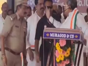 ബിജെപി പ്രതിഷേധത്തിനിടെ ബെലഗാവിയിലെ റാലിയിൽ കർണാടക മുഖ്യമന്ത്രി സിദ്ധരാമയ്യ പോലീസ് ഉദ്യോഗസ്ഥനെ അടിക്കാൻ ശ്രമിക്കുന്നു