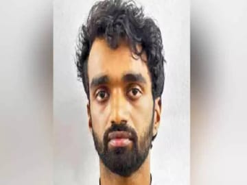 ജിനു എന്ന പേരില്‍ വ്യാജ ഐഡന്റിറ്റി കാര്‍ഡും എന്‍എച്ച്എം കാര്‍ഡും സമർപ്പിച്ചായിരുന്നു ഇയാൾ ജോലിക്ക് കയറിയത്