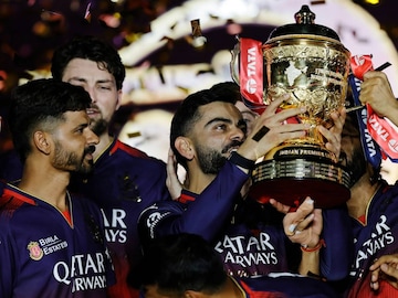 ഐപിഎൽ കന്നിക്കിരീടവുമായി കോഹ്ലി  (BCCI Photo)