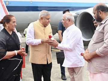 കൊച്ചി വിമാനത്താവളത്തിലെത്തിയ ഉപരാഷ്ട്രപതിയെ ഗവർണർ സ്വീകരിക്കുന്നു