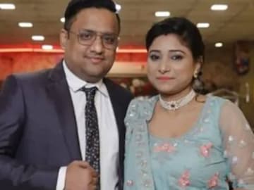 കരൺദേവും ഭാര്യ സുസ്മിതയും