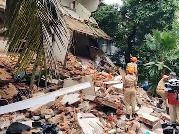 തകർന്നു വീണ കെട്ടിടത്തിന്റെ ഭാഗങ്ങൾ