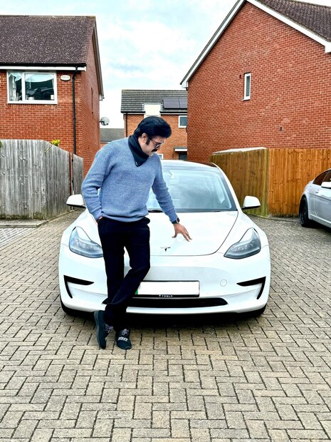  2019ലാണ് മോഡല്‍ 3 യു കെയില്‍ ടെസ്ല അവതരിപ്പിക്കുന്നത്. സ്റ്റാൻഡേർഡ് റേഞ്ച്, സ്റ്റാന്റേഡ് റേഞ്ച് പ്ലസ്, മിഡ് റേഞ്ച്, ലോങ്ങ് റേഞ്ച്, റിയര്‍ വീല്‍ ഡ്രൈവ്, ലോങ്ങ് റേഞ്ച് ഓള്‍ വീല്‍ ഡ്രൈവ്, പെര്‍ഫോമെന്‍സ് എന്നിങ്ങനെ നിരവധി വേരിയന്റുകളില്‍ മോഡല്‍ 3 നിരത്തുകളില്‍ എത്തുന്നുണ്ട്. Image: Manoj K Jayan/ facebook