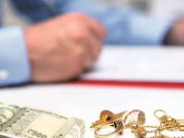 സ്വർണം നഷ്ടപ്പെടുത്തിയെന്ന പരാതിയിൽ ബാങ്ക് ഉദ്യോഗസ്ഥർക്കെതിരെ രജിസ്റ്റർ ചെയ്ത എഫ്ഐആർ പുനഃസ്ഥാപിച്ചാണ് ജഡ്ജിമാരായ സഞ്ജയ് കരോൽ, മനോജ് മിശ്ര എന്നിവരടങ്ങിയ ബെഞ്ചിന്റെ വിധി