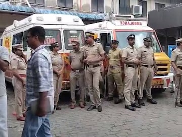 പത്തനംതിട്ട ജനറൽ ആശുപത്രി പരിസരത്തും സിപിഎം- ബിജെപി പ്രവർത്തകർ തടിച്ചു കൂടിയതോടെ കൂടുതൽ പൊലീസെത്തി