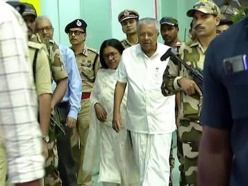 മുഖ്യമന്ത്രി പിണറായി വിജയൻ പുറത്തേക്ക് വരുന്നു