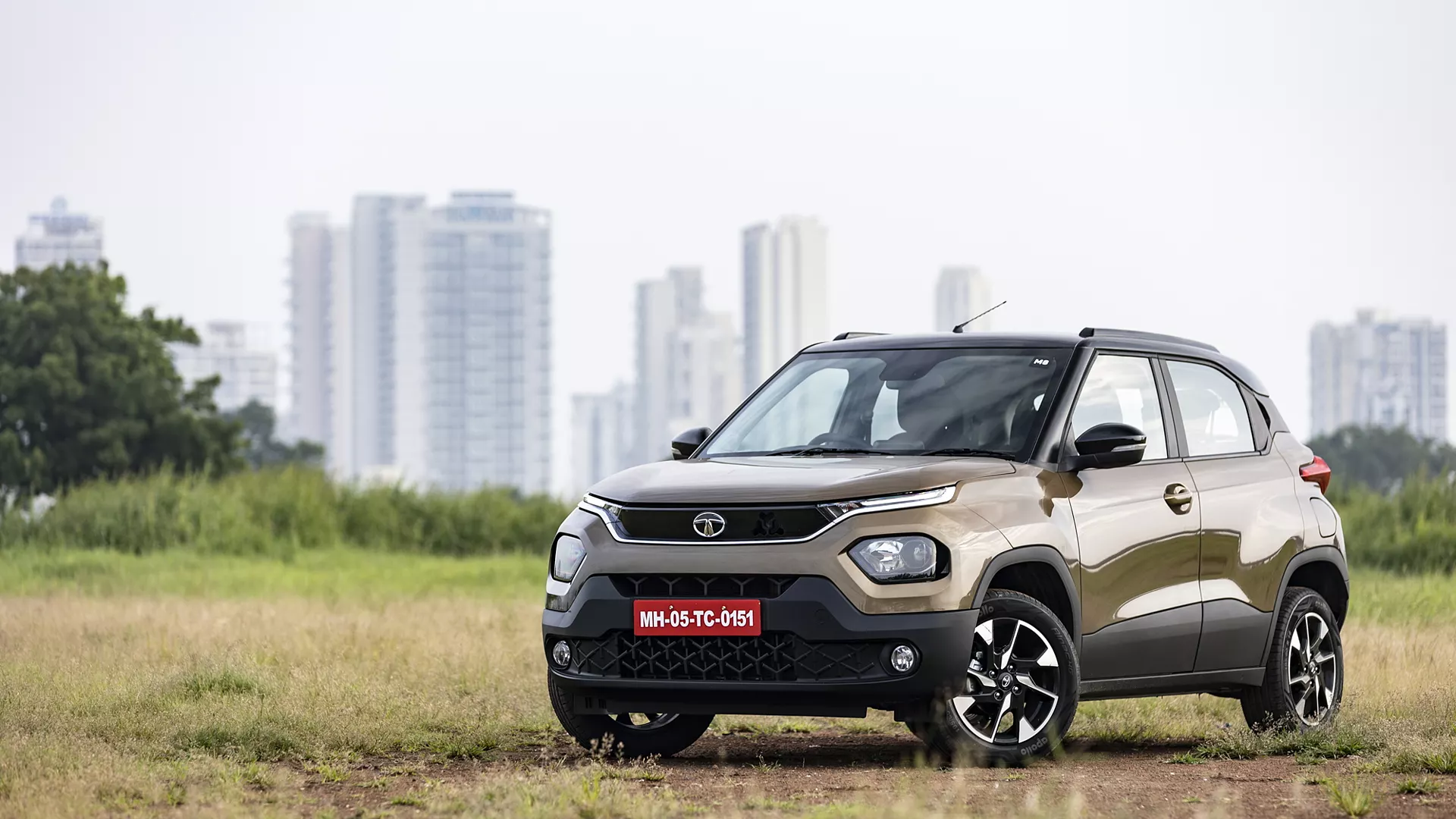  24kWh ബാറ്ററി വേരിയൻ്റിൽ ഈ ഓഫർ ലഭ്യമാണ്. അതേ സമയം, 19.2kWh വേരിയൻ്റിനൊപ്പം 10,000 രൂപ വരെ ക്യാഷ് ഡിസ്‌കൗണ്ടും ലഭിക്കും. ഈ ഇലക്ട്രിക് ഹാച്ച്ബാക്കിൻ്റെ വില 7.99 ലക്ഷം (എക്സ്-ഷോറൂം) മുതൽ 10.99 ലക്ഷം (എക്സ്-ഷോറൂം) വരെയാണ്. 19.2kWh, 24kWh ബാറ്ററി ഓപ്ഷനുകളിൽ ഈ വാഹനം ഉപഭോക്താക്കൾക്ക് ലഭ്യമാകും, ഒരിക്കൽ ഫുൾ ചാർജ് ചെയ്താൽ ഈ വാഹനത്തിന് യഥാക്രമം 221 കിലോമീറ്ററും 275 കിലോമീറ്ററും വരെ റേഞ്ച് ലഭിക്കും. (ശ്രദ്ധിക്കുക, മേൽപ്പറഞ്ഞിരിക്കുന്ന കിഴിവുകൾ രാജ്യത്തെ വിവിധ സംസ്ഥാനങ്ങൾക്കും ഭൂപ്രദേശങ്ങൾക്കും ഓരോ നഗരത്തിനും ഡീലർഷിപ്പുകൾക്കും സ്റ്റോക്കിനും നിറത്തിനും വേരിയന്‍റിനുമൊക്കെ അനുസരിച്ച് വ്യത്യാസപ്പെട്ടിരിക്കുന്നു. കൃത്യമായ കിഴിവ് കണക്കുകൾക്കും മറ്റ് വിവരങ്ങൾക്കുമായി നിങ്ങളുടെ പ്രാദേശിക ഡീലറെ സമീപിക്കുക.)