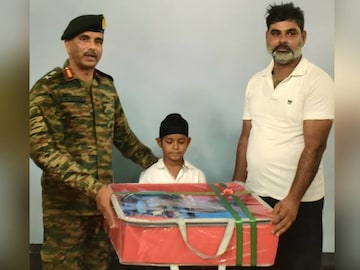 ശ്രാവണെ ഇന്ത്യൻ സൈന്യം ആദരിക്കുന്നു (Photo: X/ All India Radio News)