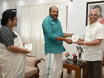 നോവ ഹരാരി രചിച്ച പുസ്തകങ്ങളാണ് ഇരുവരും സമ്മാനിച്ചത്