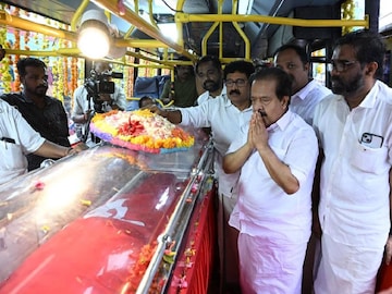 ഹരിപ്പാട് വച്ച് രമേശ് ചെന്നിത്തല വി എസ് അച്യുതാനന്ദന് അന്ത്യാഞ്ജലി അർപ്പിക്കുന്നു