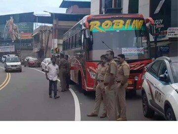 റോബിൻ ബസ് എംവിഡി ഉദ്യോഗസ്ഥർ പിടികൂടിയപ്പോൾ റോബിൻ ബസ് എംവിഡി ഉദ്യോഗസ്ഥർ പിടികൂടിയപ്പോൾ