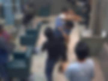 നിലത്ത് വീണ യുവാക്കളെ പ്രതികൾ തല്ലിച്ചതച്ചു. കഴുത്തിൽ ചവിട്ടുകയും തറയിലേക്ക് എടുത്തെറിയുകയും ചെയ്തു