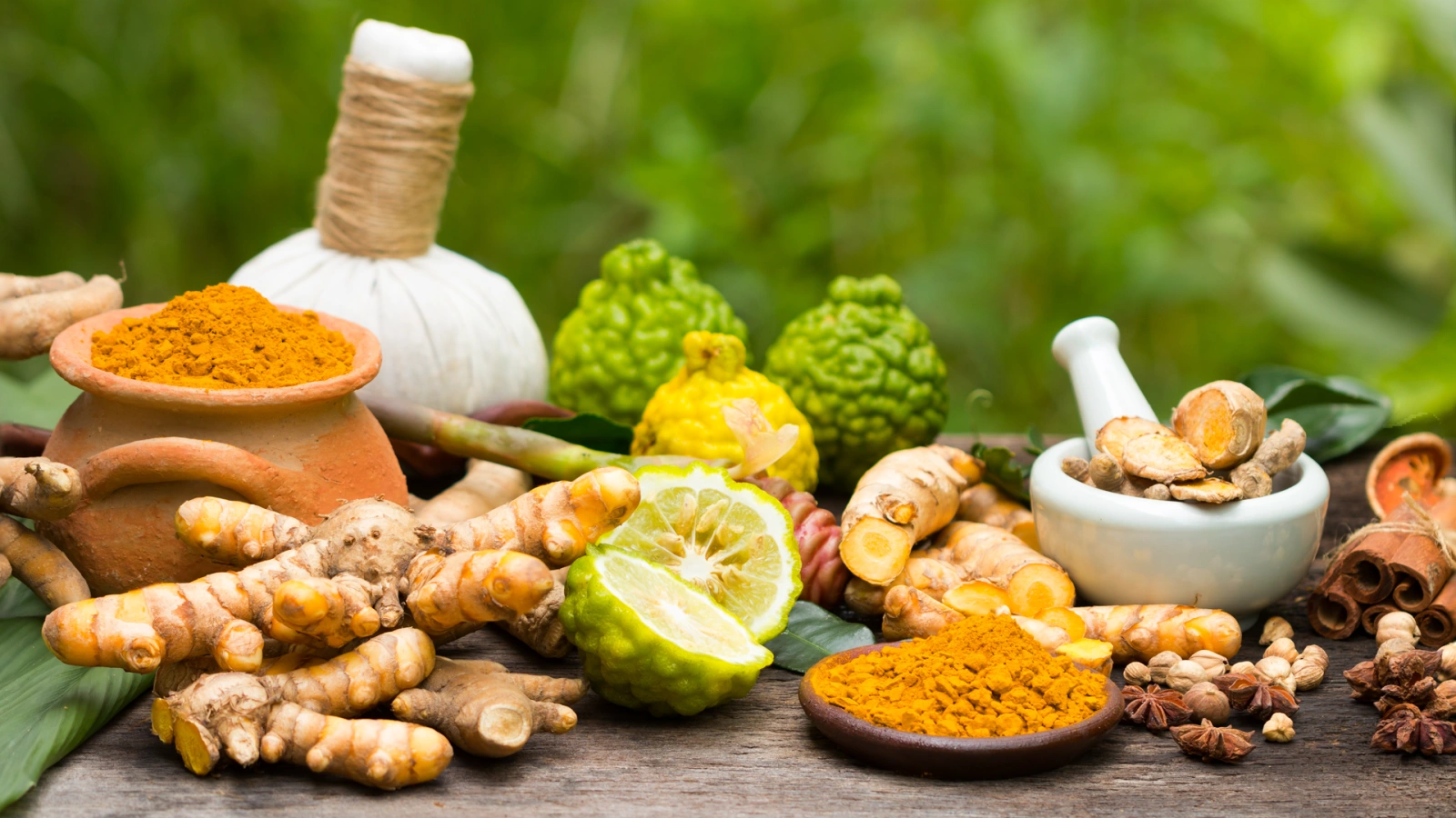  മനസ്സിനെയും ശരീരത്തെയും മന്ദമാക്കുമെന്ന് വിശ്വസിക്കപ്പെടുന്ന ഭക്ഷണക്രമം പാടെ ഒഴിവാക്കുന്നു. സംസ്കരിച്ച ഭക്ഷണങ്ങൾ, പ്രോസസിങ് ചെയ്ത പഞ്ചസാര, കഫൈൻ അടങ്ങിയ ചായ, കാപ്പി, മാംസം, മുട്ട, സവാള, വെളുത്തുളള എന്നിവ ഒഴിവാക്കേണ്ടവയിൽ ഉൾപ്പെടുന്നു. പകരം, സാത്വിക ഭക്ഷണക്രമം സൗമ്യമായ മസാലക്കൂട്ടുകൾ, ഹെർബ്സ്, തേൻ പോലുള്ള പ്രകൃതിദത്ത മധുരം എന്നിവയ്ക്ക് ഊന്നൽ നൽകുന്നു. ഇത് ഇന്ദ്രിയങ്ങളെ അമിതമായി ഉത്തേജിപ്പിക്കാതെ ഭക്ഷണത്തിൻ്റെ സ്വാദും ദഹിനവും വർദ്ധിപ്പിക്കുമെന്ന് കരുതപ്പെടുന്നു.