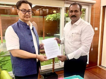 ഷോൺ ജോർജ് റിപ്പോർട്ട് കേന്ദ്രമന്ത്രി കിരൺ റിജിജുവിന് കൈമാറുന്നു