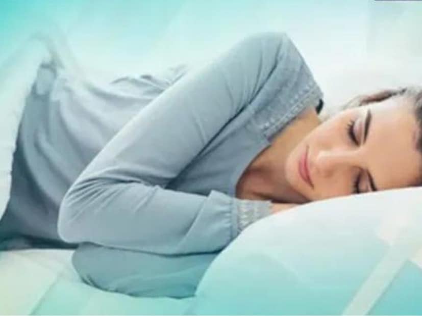 എന്നാൽ ജോലി, കുടുംബം, സാമൂഹിക പരിപാടികൾ, ഫോണിൽ അനന്തമായി സ്ക്രോൾ ചെയ്യൽ എന്നിവയ്ക്കെല്ലാം ശേഷം പലരും ഉറക്കത്തിന് പ്രാധാന്യം നൽകാതിരിക്കുന്നു. ശരിയായ ഉറക്കത്തിന്റെ അഭാവം പ്രമേഹം, ഹൃദ്രോഗം, പക്ഷാഘാതം, കാൻസർ തുടങ്ങിയ ഗുരുതരമായ ആരോഗ്യ പ്രശ്നങ്ങൾക്ക് കാരണമാകും. എന്നു കരുതി നമുക്ക് ചെയ്യേണ്ട കാര്യങ്ങൾ ആ സമയത്ത് ചെയ്യാതിരിക്കാനും കഴിയില്ല. കാരണം സമയം ഒരിക്കലും നമ്മെ കാത്തിരിക്കില്ല. ജീവിതത്തിലെ പ്രാധാനപ്പെട്ട കാര്യങ്ങൾ ചെയ്ത് തീർക്കേണ്ട സമയത്ത് നമുക്ക് കിടന്നുറങ്ങാൻ പറ്റില്ലല്ലോ... എന്നാൽ ഉറക്കവും വേണം. എന്നാൽ ജോലി, കുടുംബം, സാമൂഹിക പരിപാടികൾ, ഫോണിൽ അനന്തമായി സ്ക്രോൾ ചെയ്യൽ എന്നിവയ്ക്കെല്ലാം ശേഷം പലരും ഉറക്കത്തിന് പ്രാധാന്യം നൽകാതിരിക്കുന്നു. ശരിയായ ഉറക്കത്തിന്റെ അഭാവം പ്രമേഹം, ഹൃദ്രോഗം, പക്ഷാഘാതം, കാൻസർ തുടങ്ങിയ ഗുരുതരമായ ആരോഗ്യ പ്രശ്നങ്ങൾക്ക് കാരണമാകും. എന്നു കരുതി നമുക്ക് ചെയ്യേണ്ട കാര്യങ്ങൾ ആ സമയത്ത് ചെയ്യാതിരിക്കാനും കഴിയില്ല. കാരണം സമയം ഒരിക്കലും നമ്മെ കാത്തിരിക്കില്ല. ജീവിതത്തിലെ പ്രാധാനപ്പെട്ട കാര്യങ്ങൾ ചെയ്ത് തീർക്കേണ്ട സമയത്ത് നമുക്ക് കിടന്നുറങ്ങാൻ പറ്റില്ലല്ലോ... എന്നാൽ ഉറക്കവും വേണം.