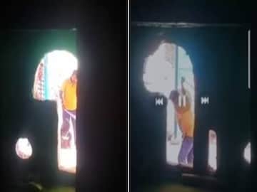 സിവിൽ ഡ്രസ്സിലുള്ള പോലീസുകാർ 27 കാരനെ ആക്രമിക്കുന്ന ഒരു വീഡിയോയാണ് പുറത്തു വന്നിരിക്കുന്നത്
