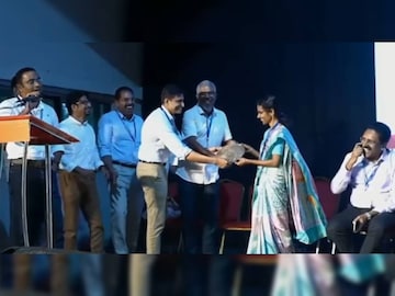 പൂർവവിദ്യാർഥികൾ ചേർന്ന് ലോഹമണി പ്രിൻസിപ്പൽ ഡോ. വി.ജി. ഗീതമ്മ, പ്രഥമ പ്രിൻസിപ്പൽ പ്രൊഫ. പി.വി. ആന്റണി എന്നിവർക്ക് കൈമാറുന്നു