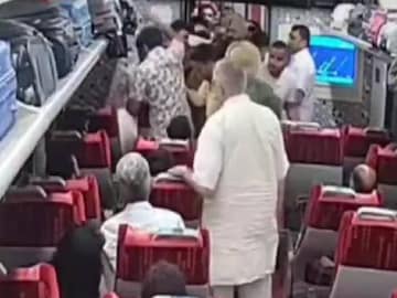 വന്ദേ ഭാരത് എക്സ്പ്രസ് ട്രെയിനിൽ സംഘർഷം (വീഡിയോ സ്ക്രീൻഷോട്ട്/സോഷ്യൽ മീഡിയ) വന്ദേ ഭാരത് എക്സ്പ്രസ് ട്രെയിനിൽ സംഘർഷം (വീഡിയോ സ്ക്രീൻഷോട്ട്/സോഷ്യൽ മീഡിയ)