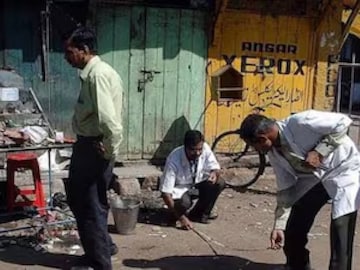 2008-ൽ മാലേഗാവ് സ്ഫോടന സ്ഥലത്ത് ഫോറൻസിക് വിദഗ്ധർ സൂചനകൾക്കായി തിരയുന്നു