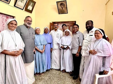 ജയിൽ മോചിതരായ കന്യാസ്ത്രീകൾക്കൊപ്പം ബിജെപി സംസ്ഥാന അധ്യക്ഷനും മറ്റ് നേതാക്കളും ദുർഗിലെ കോൺവന്റിൽ