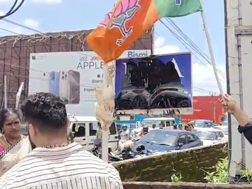 കോഴിയുമായി മഹിളാമോർ‌ച്ചാ പ്രതിഷേധം 