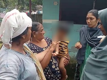 കുട്ടിക്കൊപ്പം പരാതിയുമായെത്തിയ കുടുംബാംഗങ്ങൾ