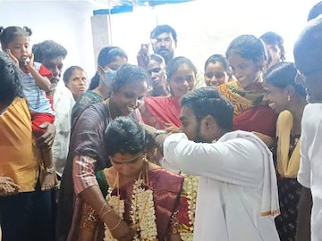പാർട്ടി ഓഫീസിലെ വിവാഹം (Image: IV Nagarajan/ Facebook)