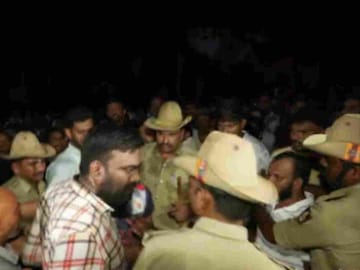 സംഘർഷത്തിന്റെ ദൃശ്യങ്ങള്‍