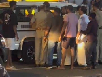 നടുറോഡിൽ ഇരുവരും തമ്മിൽ 15 മിനിറ്റോളം തർക്കിച്ചു