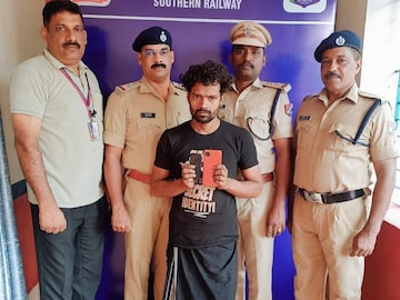 പിടിയിലായ പ്രതി RPF സംഘത്തിനൊപ്പം പിടിയിലായ പ്രതി RPF സംഘത്തിനൊപ്പം