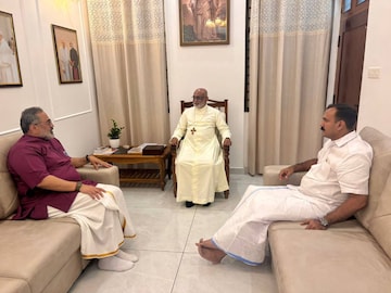 റാഫേൽ തട്ടിലുമായി രാജീവ് ചന്ദ്രശേഖർ കൂടിക്കാഴ്ച നടത്തുന്നു. ഷോൺ ജോർജ് സമീപം