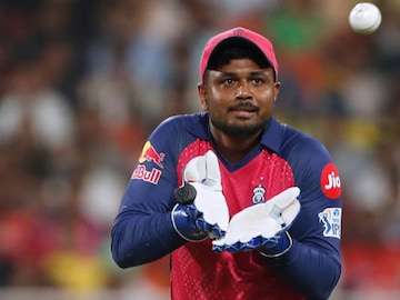 Difference with team management captain sanju samson asked to be released from Rajasthan Royals team വിക്കറ്റ് കീപ്പർ ബാറ്റ്സ്മാനും രാജസ്ഥാൻ റോയൽസ് ക്യാപ്റ്റനുമായ സഞ്ജു സാംസൺ തന്നെ ടീമിൽ നിന്ന് റിലീസ് ചെയ്യണമെന്ന് ടീം മാനേജ്മെന്റിനോട് ആവശ്യപ്പെട്ടതായി റിപ്പോർട്ട്. സഞ്ജുവും രാജസ്ഥാൻ റോയൽ സ് മാനേജ്മെന്റും തമ്മിൽ രൂക്ഷമായ അഭിപ്രായ വെത്യാസങ്ങളുണ്ടെന്നും തന്നെ വിട്ടയയ്ക്കുകയോ കൈമാറ്റം ചെയ്യുകയോ വേണമെന്ന് ആവശ്യപ്പെട്ട് സഞ്ജു മാനേജ്മെന്റിനെ സമീപിച്ചതായി ക്രിക്ക്ബസിൽ വന്ന ഒരു റിപ്പോർട്ടിൽ പറയുന്നു.