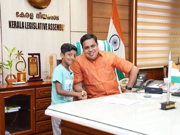 സ്പീക്കർ ഷംസീറിനൊപ്പം അഹാൻ സ്പീക്കർ ഷംസീറിനൊപ്പം അഹാൻ