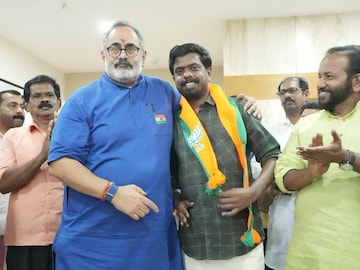 ജെ അരുൺ ബാബുവിനെ രാജീവ് ചന്ദ്രശേഖർ ഷാളണിയിച്ച് സ്വീകരിക്കുന്നു