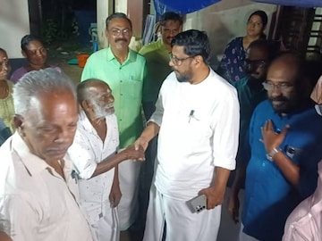 കൊച്ചു വേലായുധനെ കെ വി അബ്ദുൾഖാദർ സന്ദർശിച്ചപ്പോൾ