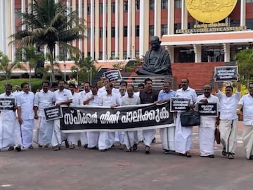പ്രതിപക്ഷാംഗങ്ങൾ സഭ ബഹിഷ്കരിച്ച് പുറത്തേക്ക് വരുന്നു