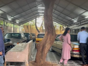 പനമ്പള്ളി നഗറിൽ ദുൽഖറിന്റെ ഗാരേജിൽ കസ്റ്റംസ് റെയ്ഡ് 